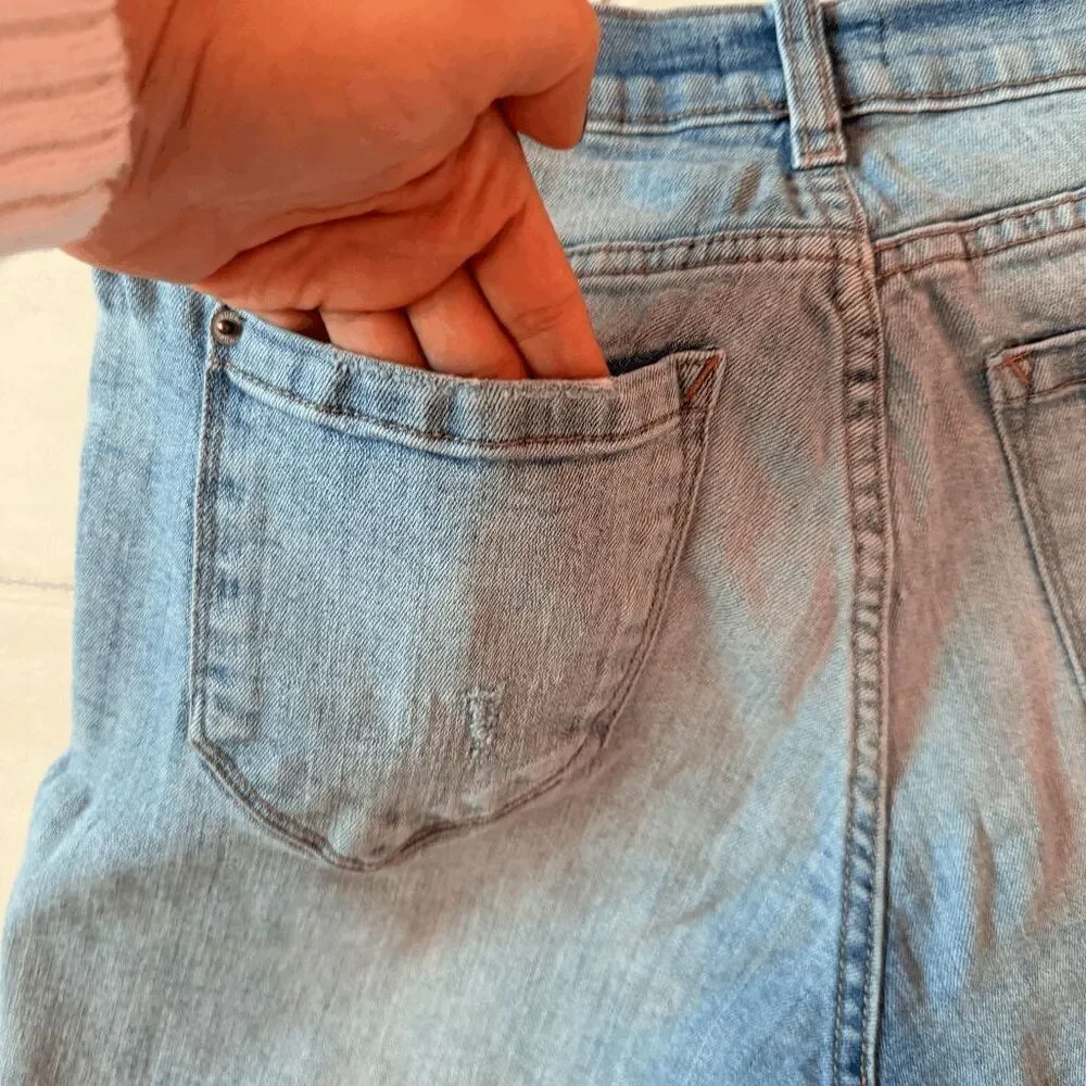 Kensie Long Shorts Distressed Denim Light Wash 6/28 Raw Hem Pockets Button Zip